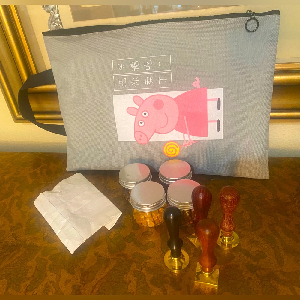 Peppa the Pig bag with 4 wax stamps and 5 containers of wax